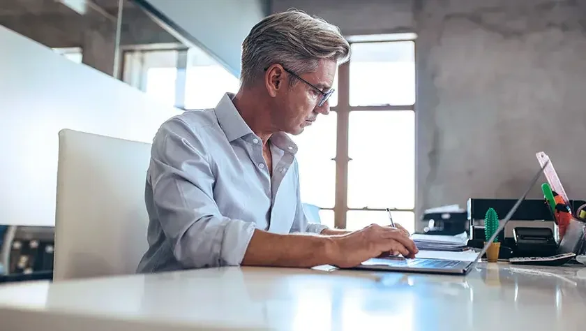 man-serious-typing-on-laptop-office