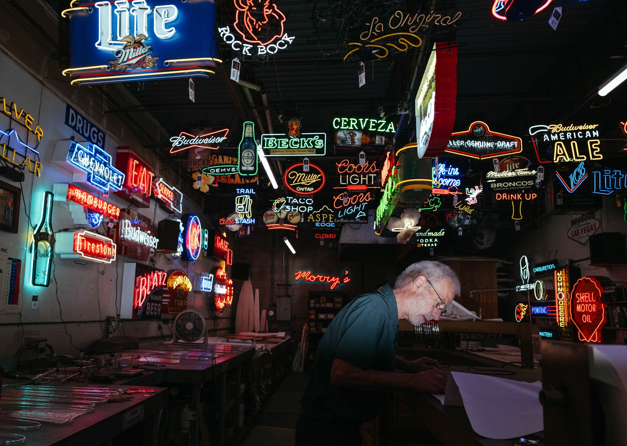 フーパーズフーチ　ネオン管照明看板　U.K. 90's レアものです。中古品 You'll never see us: The Denver family business preserving neon