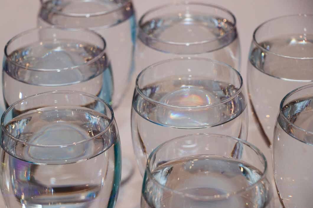 6 beneficios basados en la ciencia sobre beber suficiente agua